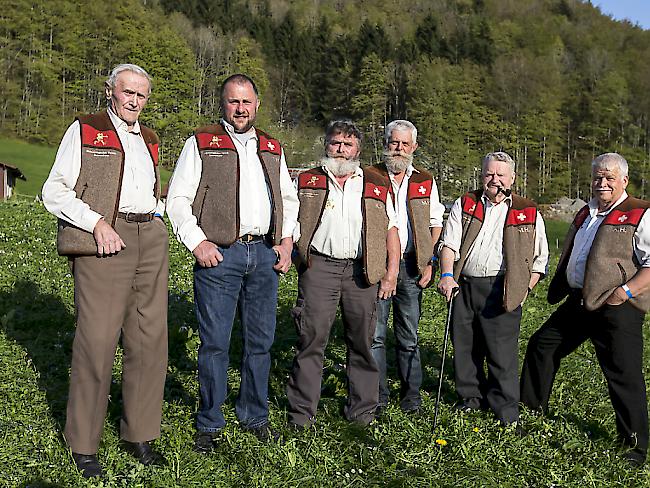 Der neue Muotathaler Wetterschmöcker "Jöri" Roman Ulrich (zweiter von links) sagt einen "wächsigen" Sommer voraus.