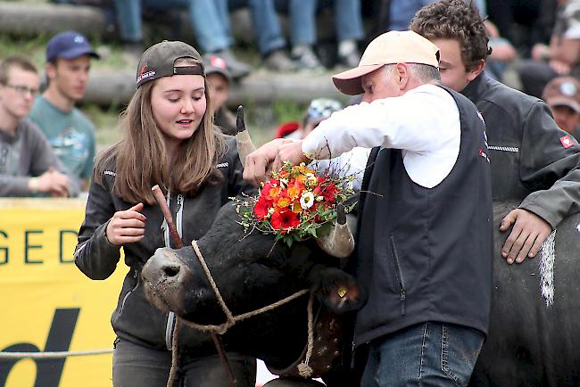 Die Siegerin «Canaille» in der Kategorie Rinder mit ihrer stolzen Besitzerin Rosine Carthoblaz aus der Etable Carthoblaz & Délèze aus Sornard bei Nendaz.