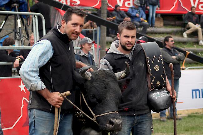 Silvan Zurbriggen mit seinem Züchterkollegen Joel Furrer aus der Stallung Milibodu – Boje kann mit «Souris» in der Kategorie Zweitmelken den 7. Platz holen.