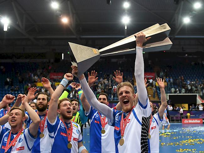 Meistertitel mit GC zum Abschluss: Kim Nilsson stemmt den Meisterpokal in die Höhe
