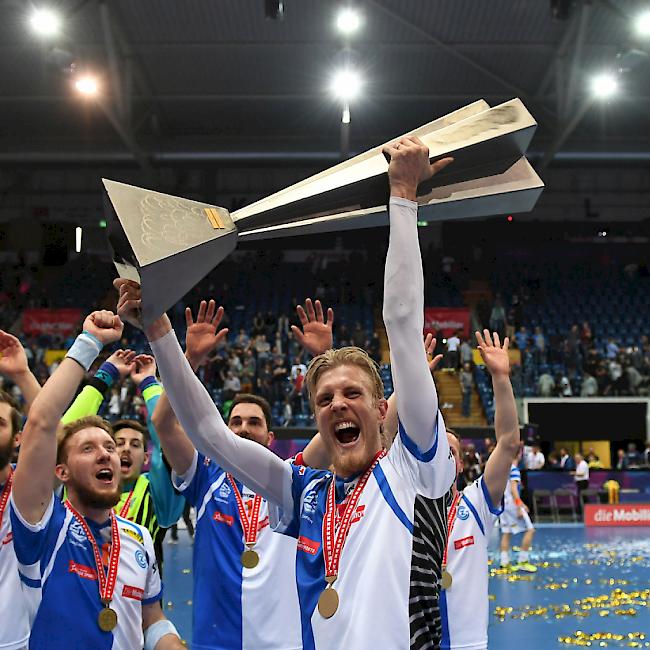 Meistertitel mit GC zum Abschluss: Kim Nilsson stemmt den Meisterpokal in die Höhe