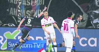 Die Entscheidung. Vincent Sierro und Carlitos m&uuml;ssen zusehen, wie Birkir Bjarnason das 2:0 f&uuml;r Basel erzielt. 