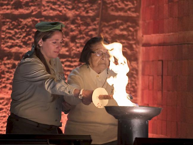 Eine Holocaust-Überlebende entzündet in Jerusalem eine Flamme während den Holocaust-Gedenkfeiern