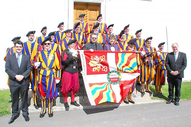 Tag der Freude: Gemeinsam mit den Fahnenpaten Philiberta Andenmatten-Zurbriggen und Pfarrer Paul Martone sowie Ex-Gardisten in Uniform posieren Präsident Bernhard Rotzer (links) und Ehrenpräsident Roland Walker (rechts) für ein Gruppenbild.