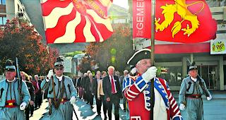 In Viererkolonnen. Der Umzug durch Visp mit viel Prominenz und Nostalgie anl&auml;sslich der Er&ouml;ffnung der Vifra.  
