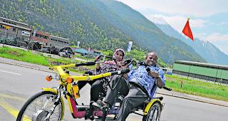 Neues Fahrgef&uuml;hl. Rafy aus Sri Lanka und seine Frau Rusi-Marina liessen es sich nicht nehmen, selber einmal auf einem Spezialgef&auml;hrt von Tandem91 die Umgebung zu erkunden. 