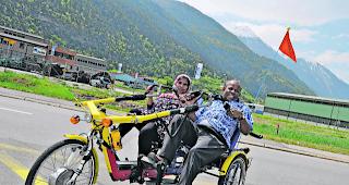 Neues Fahrgef&uuml;hl. Rafy aus Sri Lanka und seine Frau Rusi-Marina liessen es sich nicht nehmen, selber einmal auf einem Spezialgef&auml;hrt von Tandem91 die Umgebung zu erkunden. 