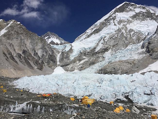 Zelte im Everest Base Camp - erstmals seit zwei Jahren soll der höchste Berg der Welt wieder bestiegen werden.