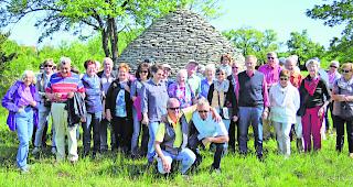 Begeistert. Die WB-Leser vor einem &laquo;Kasun&raquo;, einem Steinhaus, das nur mit Steinen gebaut wird.