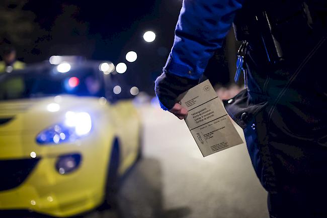 Ein Oberwalliser Autofahrer, der in stark alkoholisiertem Zustand einen Unfall verursachte, wurde von der Polizei aus dem Verkehr gezogen.