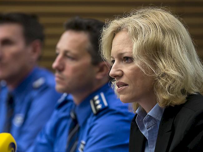 Die Leitende Staatsanwältin Barbara Loppacher (vorne) und Kripochef Markus Gisin (Mitte) erläutern vor den Medien ihre Ermittlungsergebnisse zum Vierfachmord in Rupperswil. Der mutmassliche Täter, ein 33-jähriger Student aus Rupperswil, war der Polizei vorher nicht bekannt.