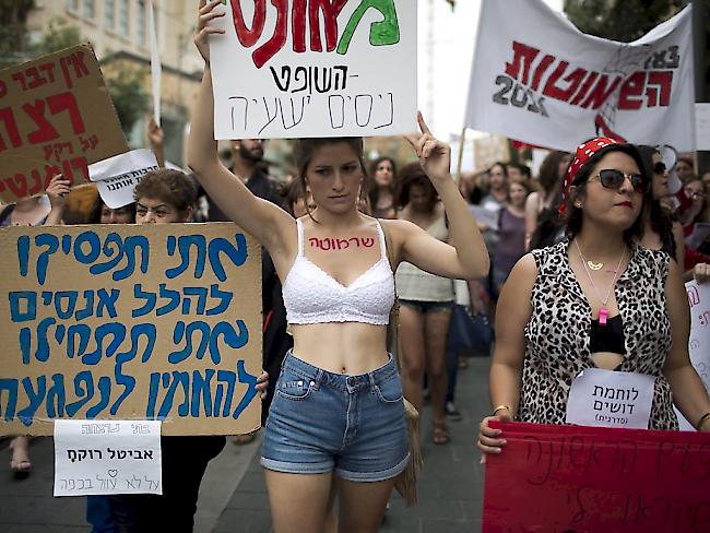Demonstrativ leicht bekleidet: Die Frauen protestieren in Jerusalem gegen sexuelle Gewalt.