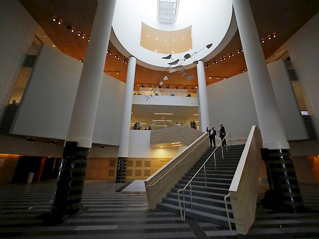 Blick in eines der von der Firma Snøhetta entworfenen Treppenhäuser im erweiterten San Francisco Museum of Modern Art. Am Samstag wurde der Prestigebau mit einem Gratisfest eröffnet.