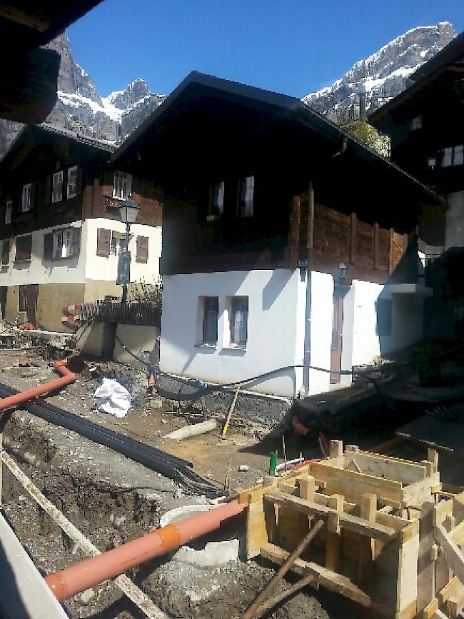 Inmitten der Baustelle. Die Bauleitung hat es verpasst, einen provisorischen Zugang zum Ferienhaus zu errichten, der Ärger der Hausbesitzerin ist gross.