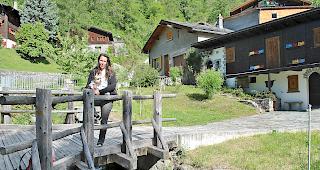 Nadine Anthamatten lehrt auf ihren Wanderungen durch die Natur wieder mehr zu lachen.