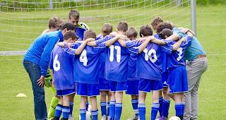 Sind Trainer vorhanden, geh&ouml;rt dieses Bild zur Normalit&auml;t: Zwei Trainer schw&ouml;ren ihre jungen Kicker auf das bevorstehende Spiel ein.