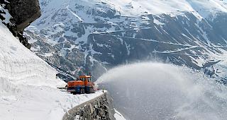 Abgrund. Wer auf den Gommer Alpenp&auml;ssen eine Schneefr&auml;se f&uuml;hren will, muss &uuml;ber ein feines Gesp&uuml;r im Umgang mit den 300 PS-starken Maschinen haben.