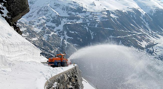 Abgrund. Wer auf den Gommer Alpenpässen eine Schneefräse führen will, muss über ein feines Gespür im Umgang mit den 300 PS-starken Maschinen haben.