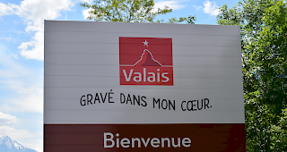 Ein Willkommen mit Wiedererkennungswert. Eines der neuen Schilder an der A9.