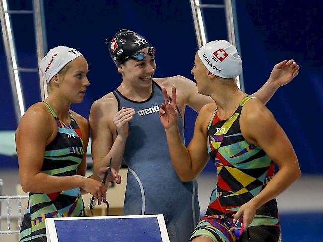 Danielle Villars (Mitte) mit ihren Staffelkolleginnen Sasha Touretski (links), Maria Ugolkova (rechts) und Noëmi Girardet (im Wasser)