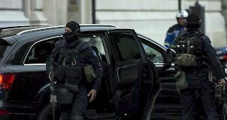 Der mutmassliche Paris-Attent&auml;ter Salah Abdeslam wird unter grossen Sicherheitsvorkehrungen zu einer ersten ausf&uuml;hrlichen Vernehmung in den Justizpalast nach Paris gebracht. (Archiv)