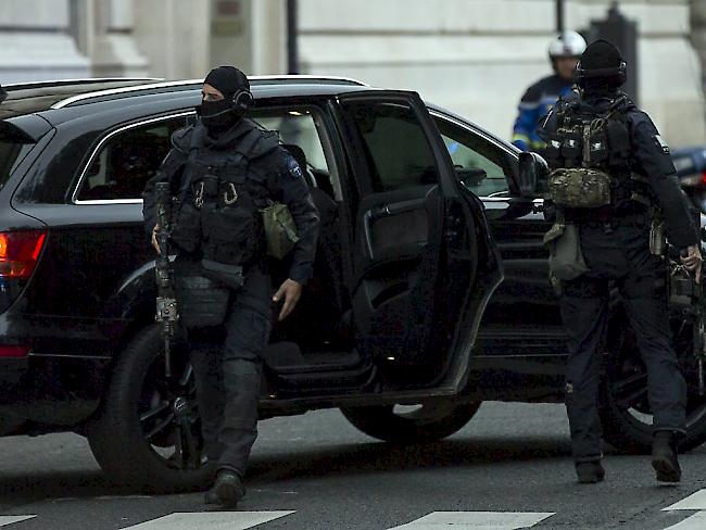 Der mutmassliche Paris-Attentäter Salah Abdeslam wird unter grossen Sicherheitsvorkehrungen zu einer ersten ausführlichen Vernehmung in den Justizpalast nach Paris gebracht. (Archiv)