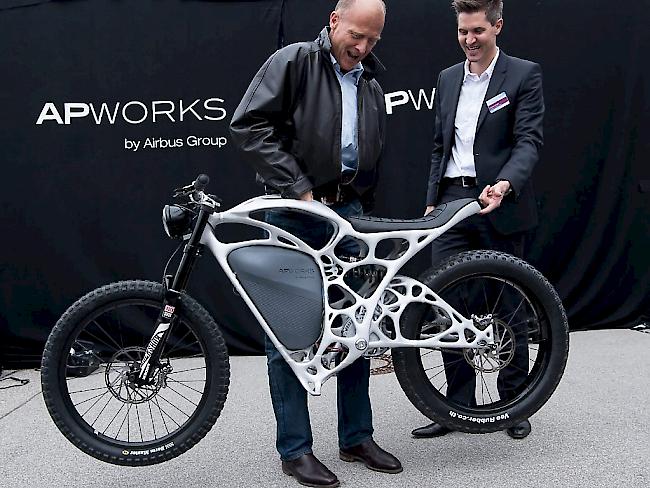 Airbus-Chef Tom Enders (links) und Apworks-Chef Joachim Zettler mit dem ersten Elektromotorrad aus dem 3D-Drucker.