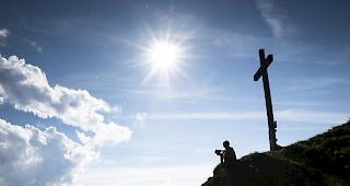 Stolz schickte er seiner Lebensgef&auml;hrtin ein Foto vom Gipfelkreuz. (Symbolbild)