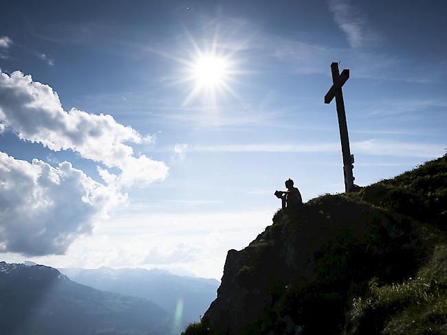 Stolz schickte er seiner Lebensgefährtin ein Foto vom Gipfelkreuz. (Symbolbild)