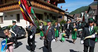 Die gastgebende Musikgesellschaft Rhodania Agarn f&uuml;hrte den Umzug durch das festlich herausgeputzte Agarn an. 