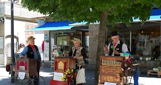 Fritz Brunner mit seiner Bruder Waldkirch Walzendrehorgel (Baujahr 1900) geniesst die das Drehorgelspiel von Herrn und Frau Schneider aus Malix GR. 