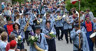 Die Gastgeber: Die Musikgesellschaft &laquo;Alpengruss&raquo; mit Dirigent Marco Arnold beim Einmarsch.