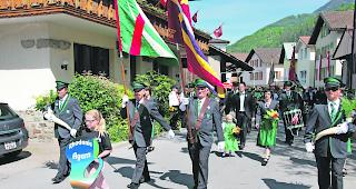 Vorw&auml;rts marsch! Die gastgebende Formation, die MG &laquo;Rhodania&raquo; aus Agarn, f&uuml;hrte den grossen Umzug an. 