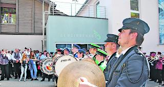 Vereint. Die Musikgesellschaften des Bezirks Brig beim Gesamtspiel auf dem Dorfplatz.  