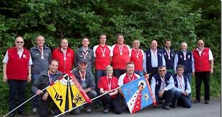 Sieger Feld D: Mitte Turtmann D1, links Baltschieder D1 (2. Rang), rechts Saas-Alpina D1. Ganz links Chef SGM 300 Meter Bregy Mario, ganz rechts WSSV-Chef Petrus Hugo.