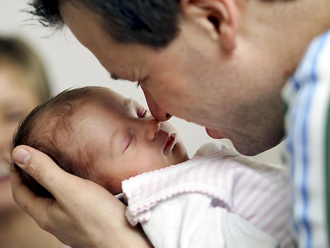 Väter sollen vier Wochen Babypause machen können. Am Dienstag ist eine Volksinitiative mit diesem Anliegen lanciert worden. (Archiv)