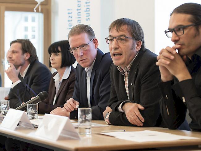 Der Vaterschaftsurlaub soll vors Volk: Die Initianten präsentieren an einer Medienkonferenz in Bern ihre Initiative für einen vierwöchigen bezahlten Vaterschaftsurlaub.