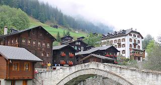 Das mehrst&ouml;ckige Schulhaus in Binn (links neben der Br&uuml;cke) muss saniert werden.