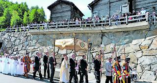 Auch in Visperterminen wird die Geistlichkeit von Gardisten begleitet. 