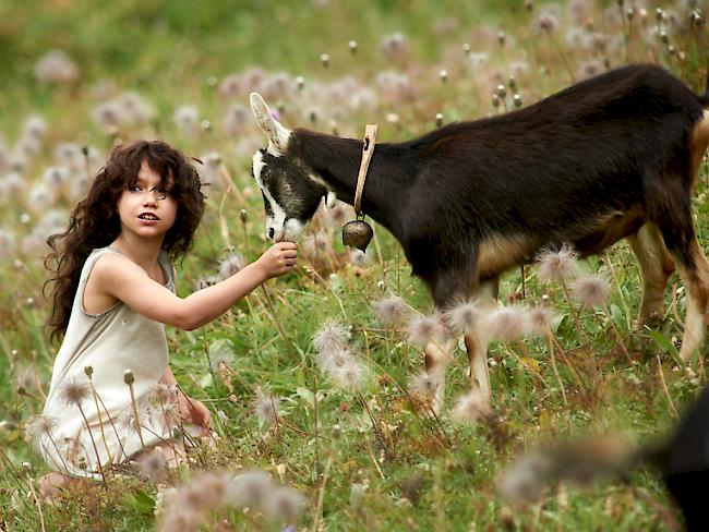 Heidi (Anuk Steffen) mit einer Geiss auf der Alp, Szene aus dem Film "Heidi" von Alain Gsponer.