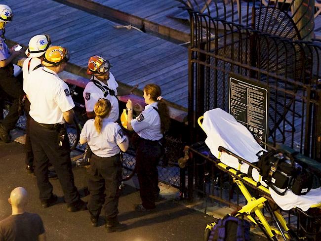 Rettungskräfte am Hudson River. Der Pilot konnte nach dem Flugzeugabsturz nur noch tot aus dem Fluss geborgen werden.