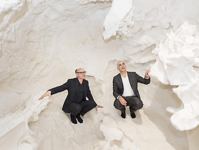 Architekt Christian Kerez (l) beim Besuch von Bundesrat Alain Berset im Schweizer Pavillon in Venedig