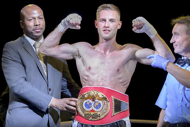 Alain Chervet wird in Visp neuer Junioren-Boxweltmeister.