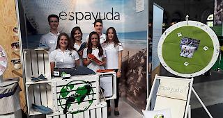 Valentin Millius, Pierrine Imboden, Oliver Andenmatten, Deborah Schmid, Katharina Brunner und Janine Miesch am Freitag an ihrem Stand in der grossen Halle des Z&uuml;rcher HB. 