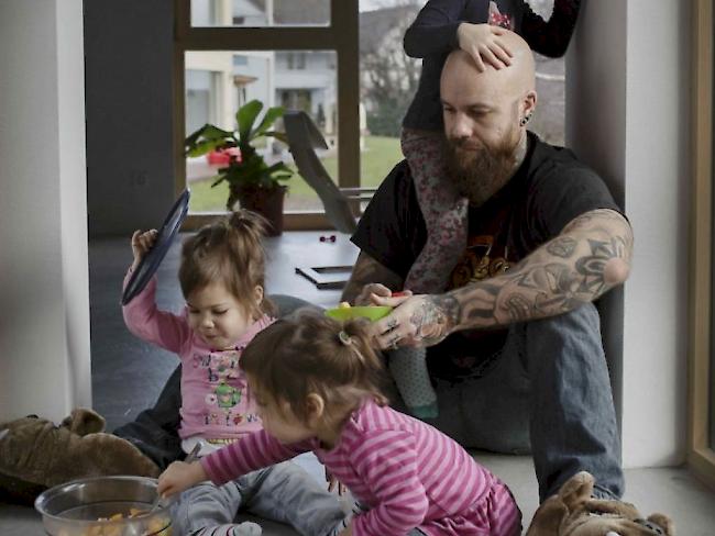 "Für mich ist es sehr wichtig, Zeit mit den Kids zu haben, weil ich ein Teil ihres Aufwachsens sein will." Man verpasse extrem viel, denn die Kinder seien rasch wieder ausgeflogen, meint "Swiss Dad" Kilian Tellenbach.