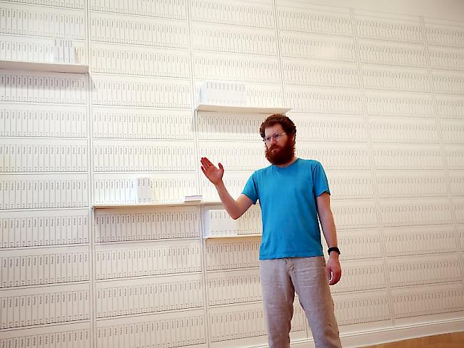 Michael Mandiberg in seiner Installation "Print Wikipedia: from Aachen to Zylinderdruckpresse" in Berlin.