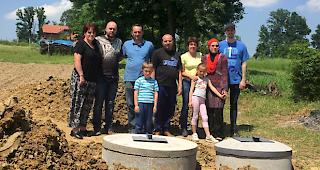 Sascha Erpen (zweiter von links) und Nicolas Minnig (ganz rechts) zu Besuch bei Esada und ihrer Familie.