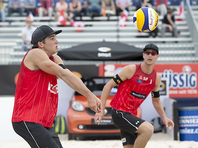 Gabriel Kissling (links) und Adrian Heidrich stehen an der Beachvolleyball-EM in Biel in den Sechzehntelfinals
