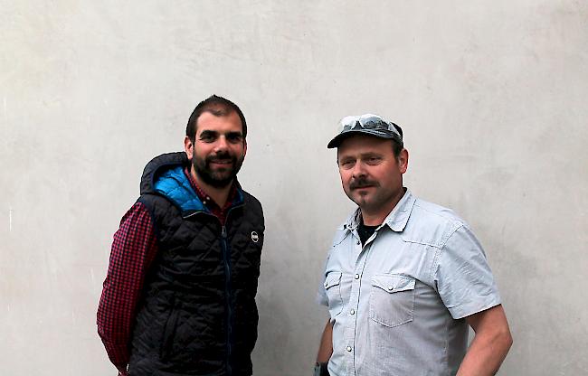 Giuseppe Curcio, Präsident des Oberwalliser Heimatschutzes, und Willy Jossen von der farbe + gips ag. 