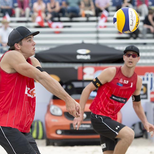 Gabriel Kissling (links) und Adrian Heidrich stehen an der Beachvolleyball-EM in Biel in den Sechzehntelfinals